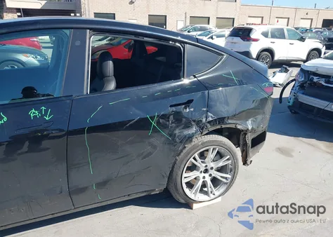 2021 Tesla Model Y Long Range Dual Motor All-Wheel Drive z USA, uszkodzony, nr VIN 5YJYGAEEXMF256906